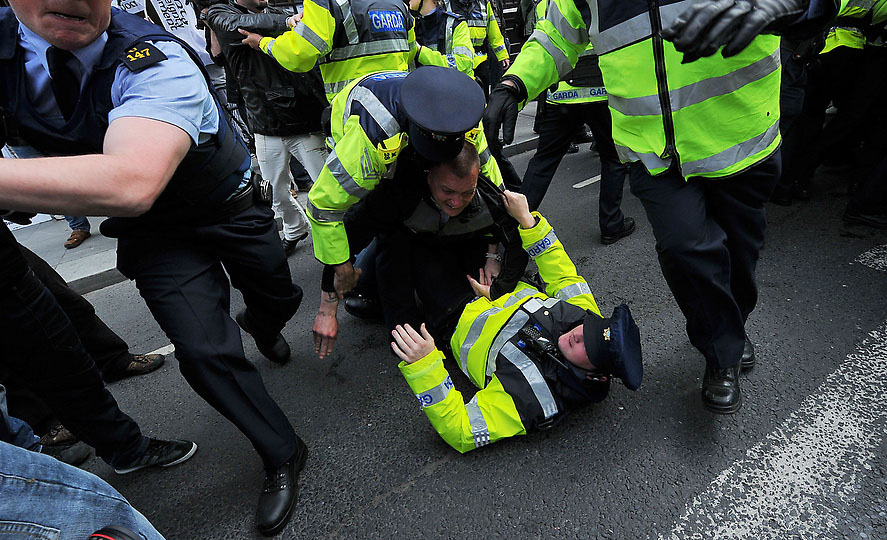 Один из протестующих нападает на полицейского