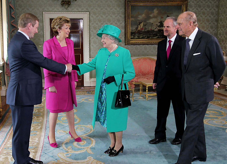 Королева Великобритании пожимает руку премьер-министру Ирландии