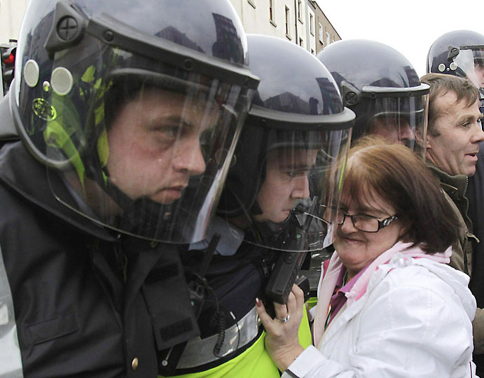 Анти-британским акциям протеста противостоят сотрудники полиции