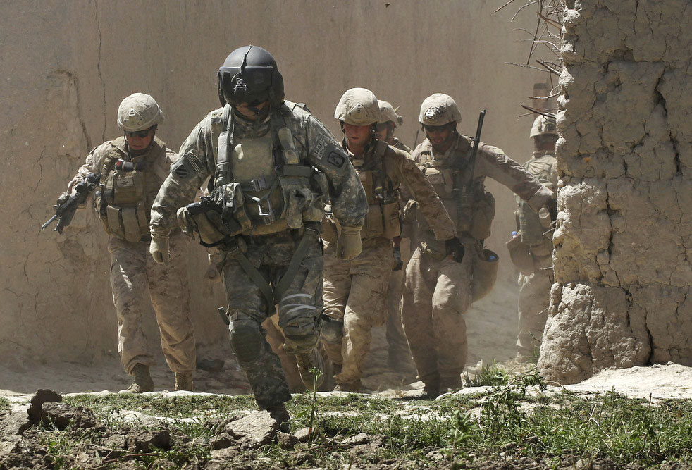 Медик армии США Боб Винчестер бежит во главе группы морских пехотинцев