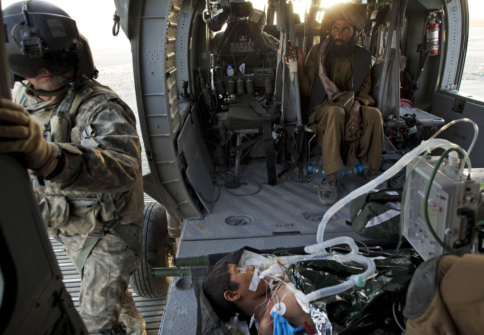 Медик армии США Боб Винчестер стоит рядом с афганским мальчиком