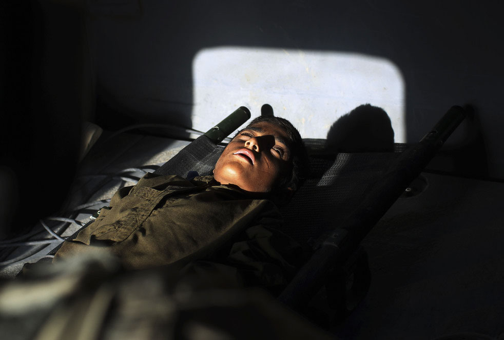 На носилках лежит афганский мальчик