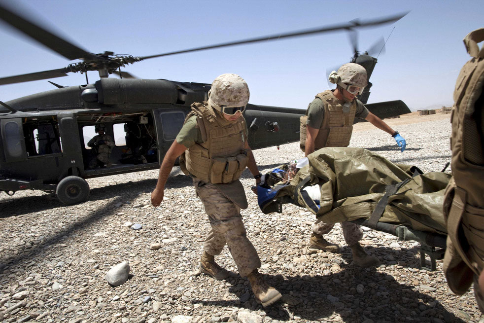 Медицинский персонал армии США выгружает пострадавшего