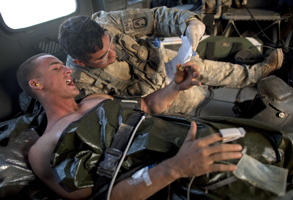Медик армии США Джэйм Адам слушает морского пехотинца