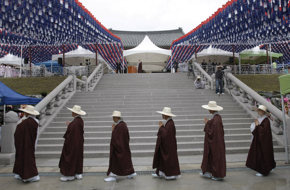 Вереница буддистов расположена вдоль пагоды