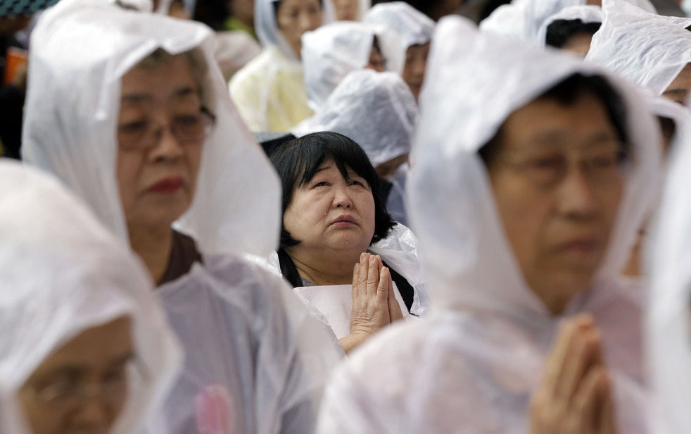 Буддисты складывают свои ладони в молитвенном жесте