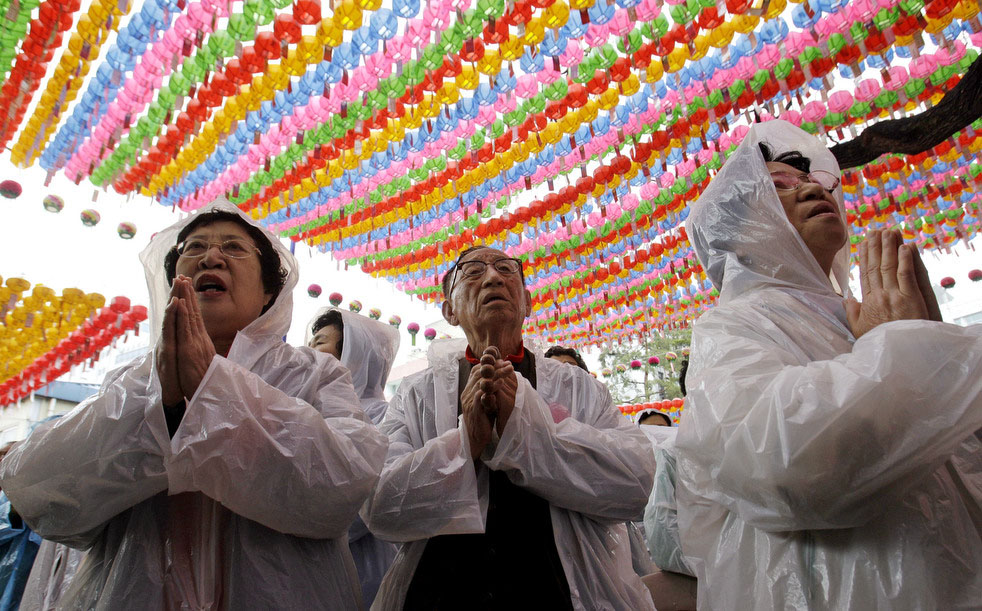 Буддисты под разноцветными фонариками