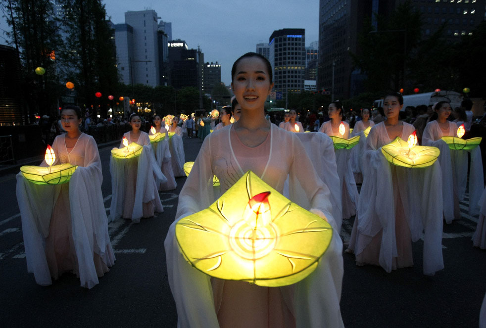 Буддисты с фонариками участвуют в процессии