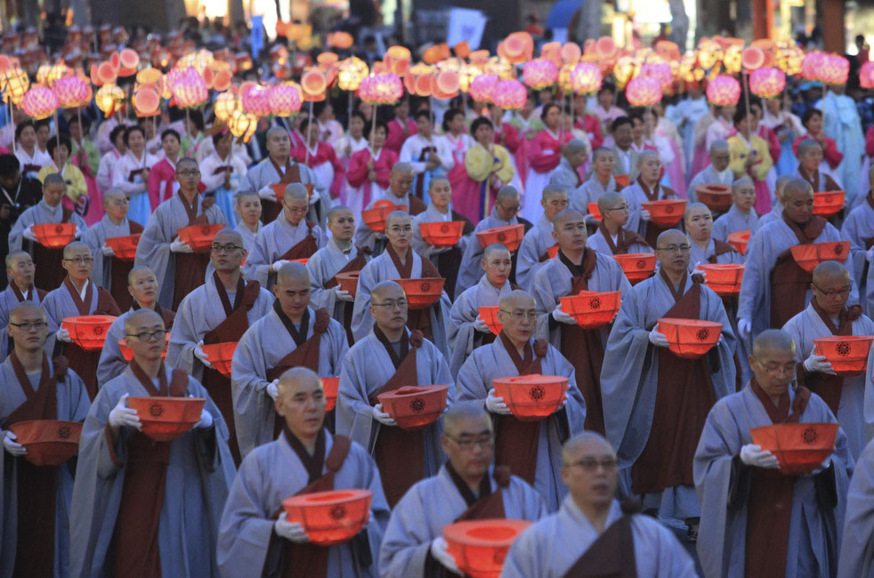 Буддийские монахи идут с фонариками