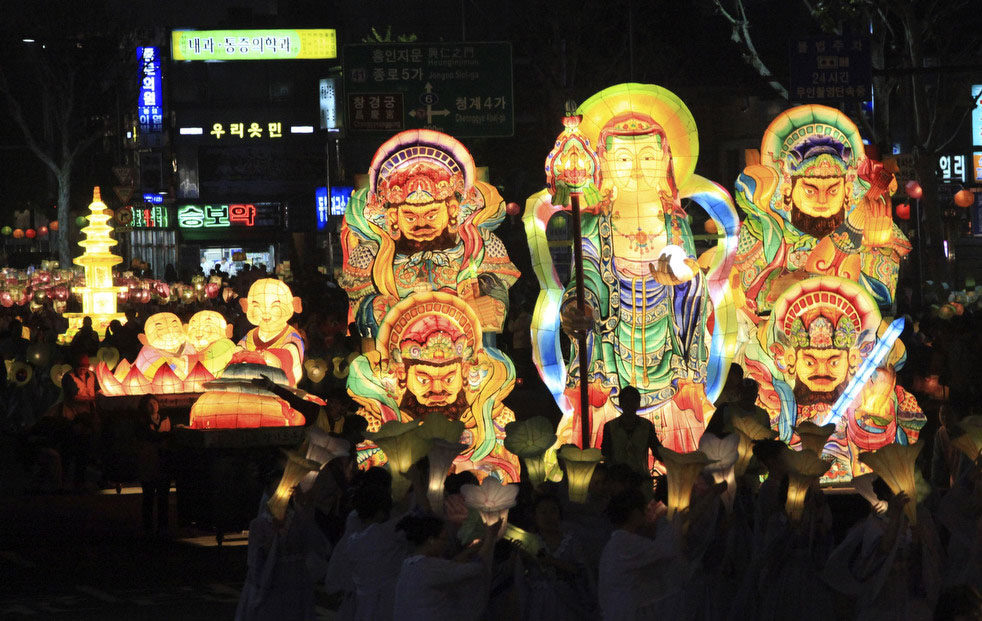 Буддисты несут огромные фонари