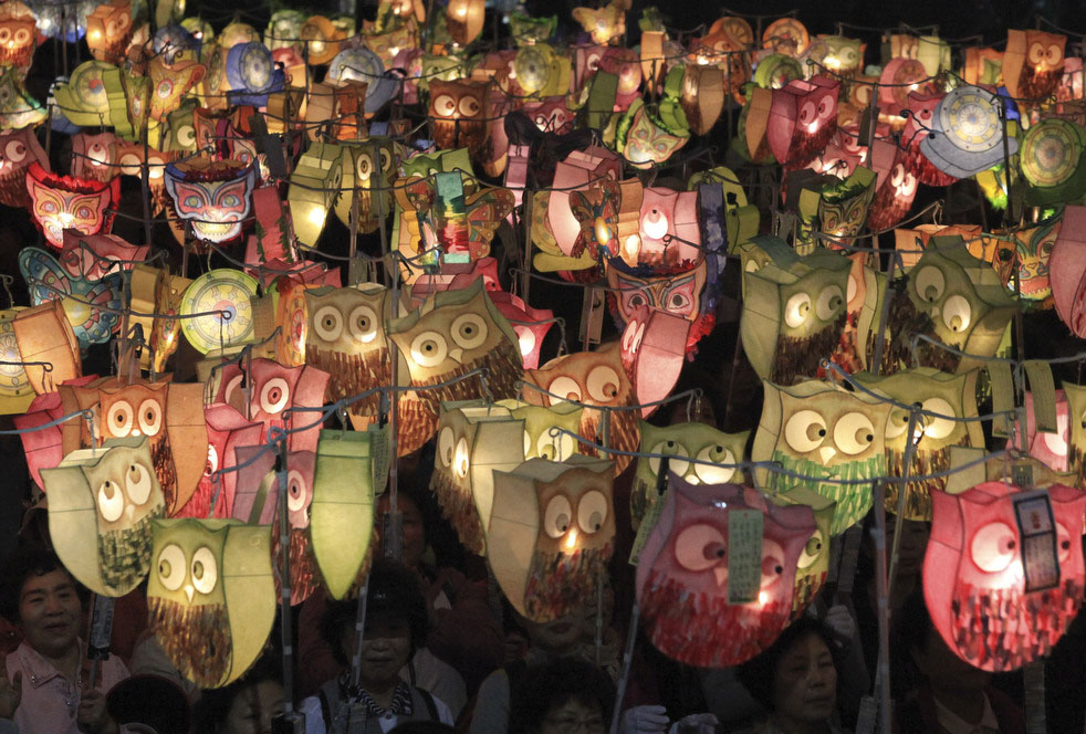 Буддисты на фестивале фонарей
