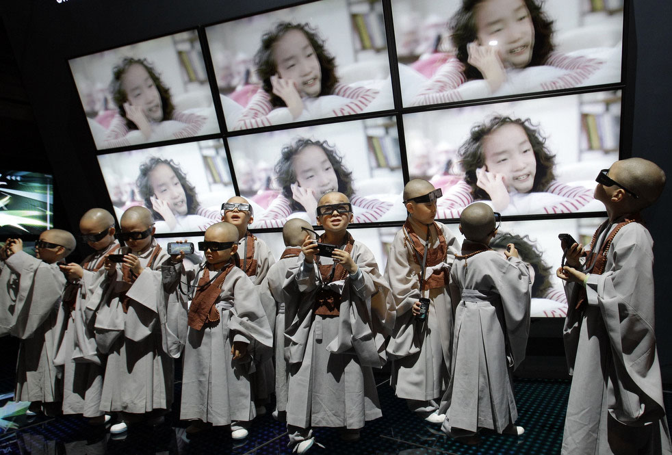 Юные буддисты в 3-D очках