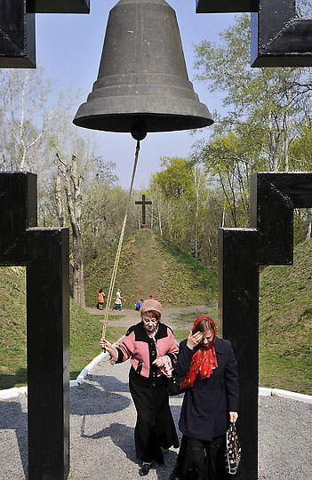 Люди участвуют в церемонии памяти жертв Чернобыля