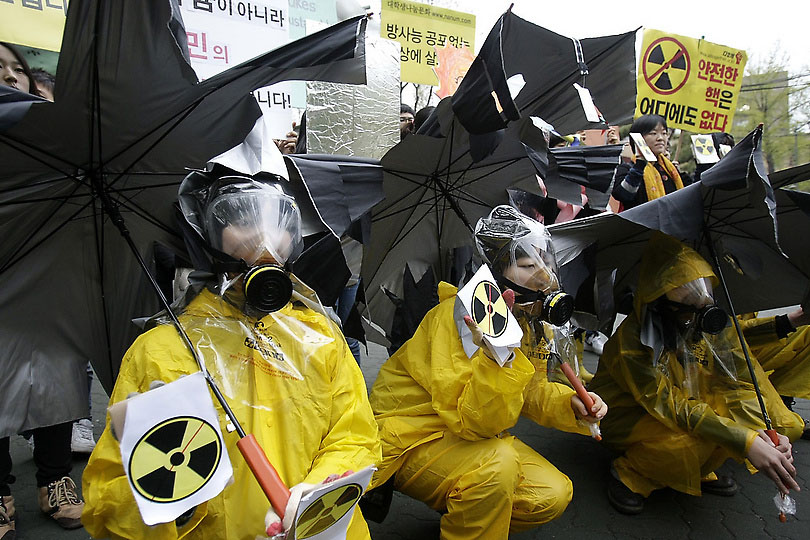 Южнокорейские экологи носят противогазы и плащи