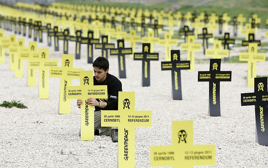 Активист Гринписа устанавливает один из 2000 крестов