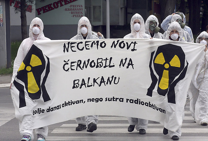 Протестующие против использования ядерной энергии в Боснии