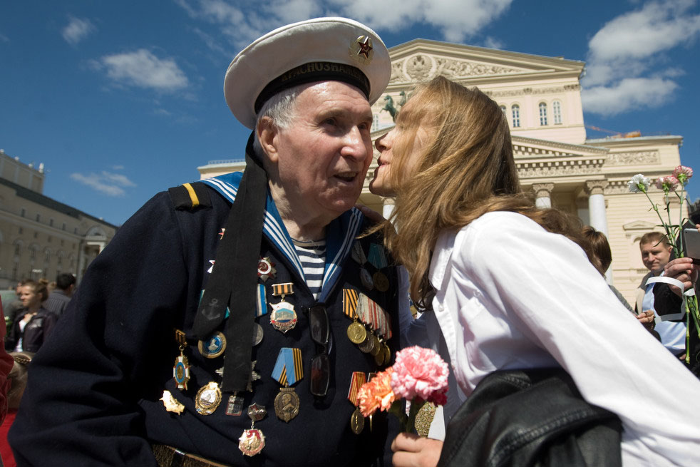 Девушка целует ветерана Великой Отечественной войны Юрия Смирнова