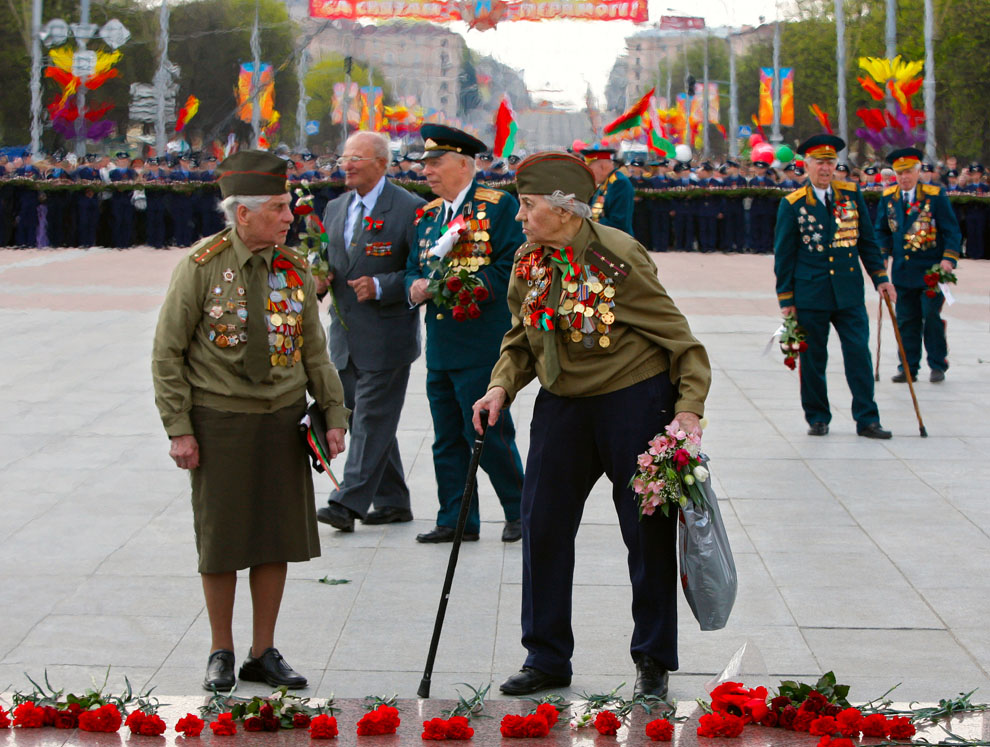 Белорусские ветераны ВОВ стоят возле Вечного Огня
