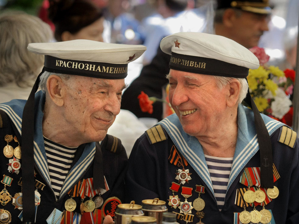 Ветераны Великой Отечественной войны Виктор Шепелев, 84 года, и Евгений Ермолаев, 83 года