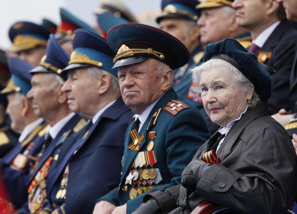 Ветераны Второй мировой войны смотрят военный парад