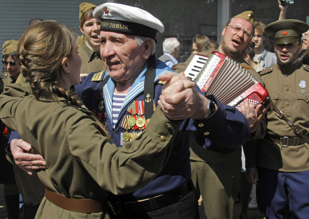 Русский ветеран ВОВ Виктор Шепелев танцует