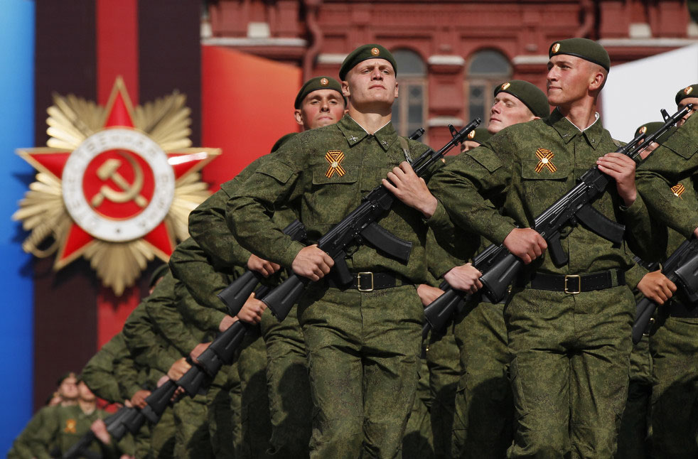 Русские морские пехотинцы шагают по Красной площади