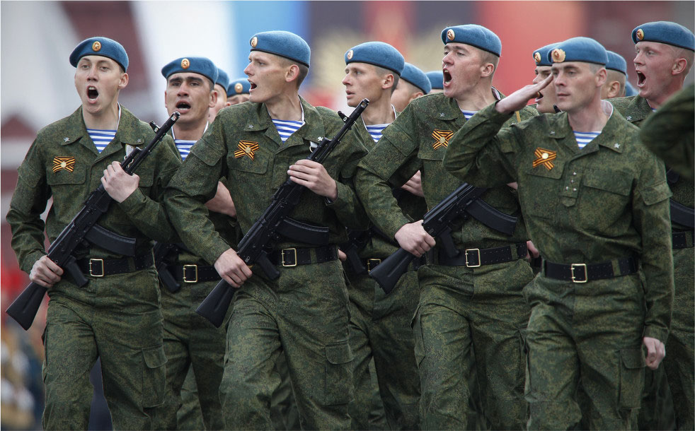 Русские десантники принимают участие в военном параде