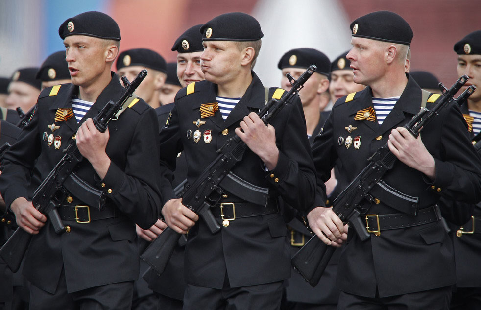 Русские морские пехотинцы маршируют на военном параде