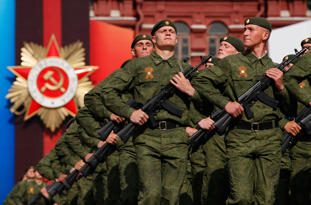 Русские морские пехотинцы шествуют по Красной площади