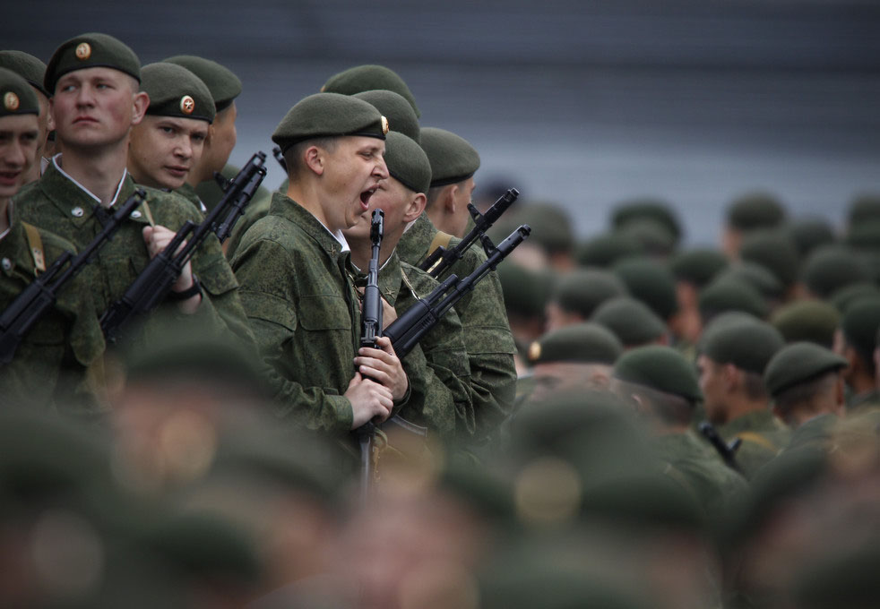 Русский солдат зевает в ожидании начала марша