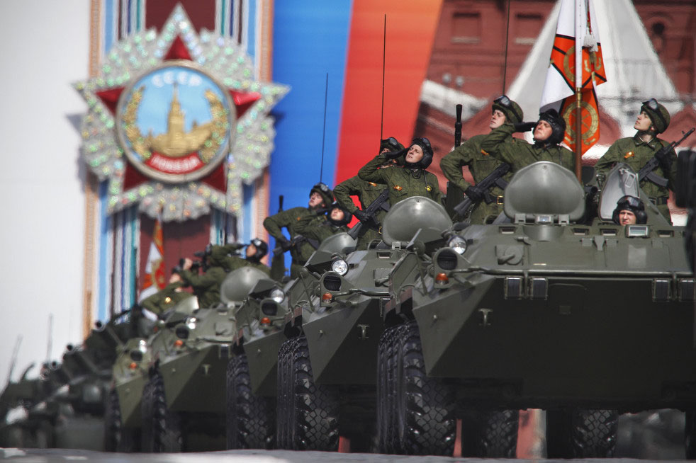 Русские военные управляют транспортными средствами