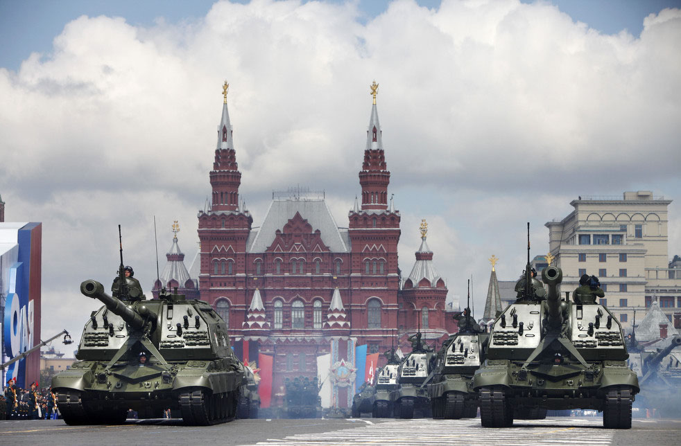 Российские САУ участвуют в военном параде