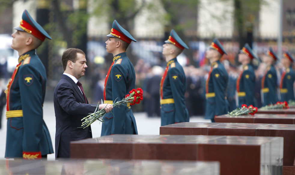 Президент России Дмитрий Медведев возлагает цветы