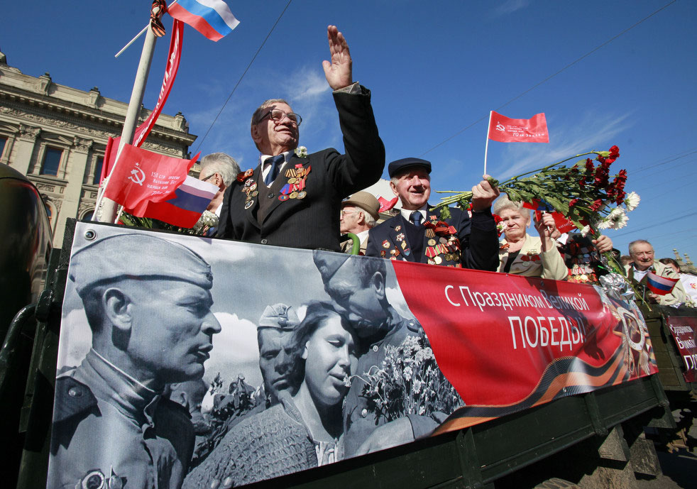 Ветераны Великой Отечественной войны едут на грузовике