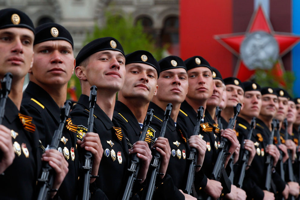Русские морские пехотинцы шествуют по время парада