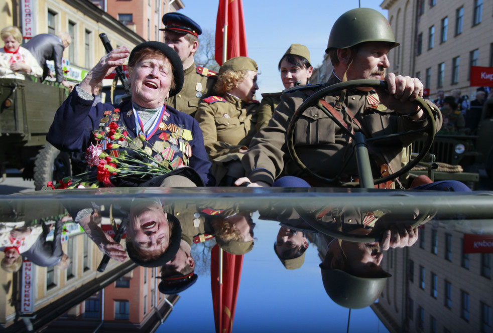 Ветераны Великой Отечественной войны и люди, одетые в советскую военную форму