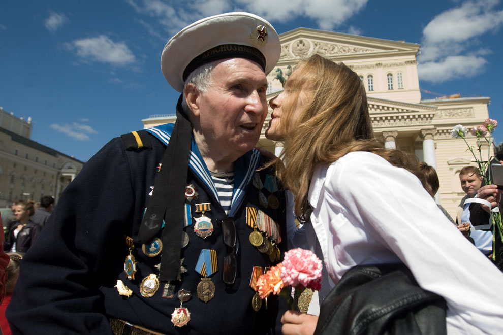 Женщина целует ветерана ВОВ Юрия Смирнова