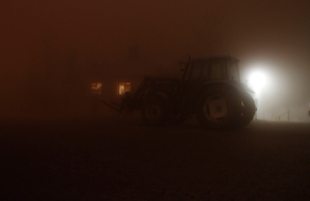 Трактор в облаке пепла 