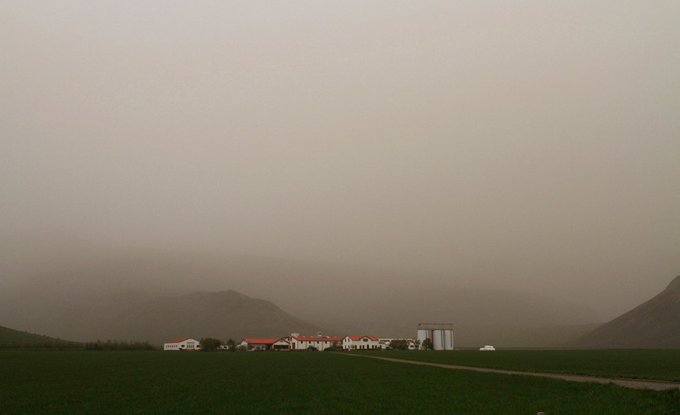 Деревня в облаке пепла