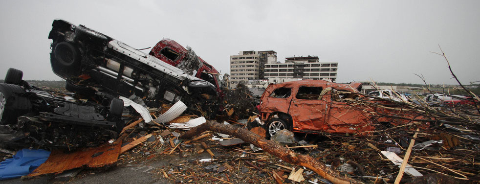 Разрушенные машины валяются на парковочной площадке