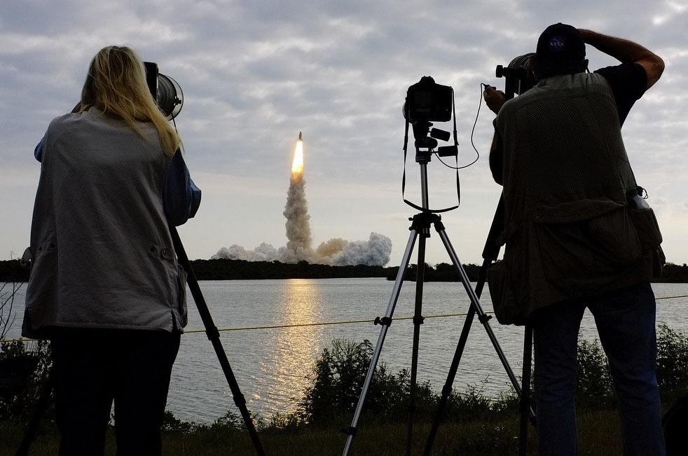 Фотографы пытаются заснять запуск космического корабля