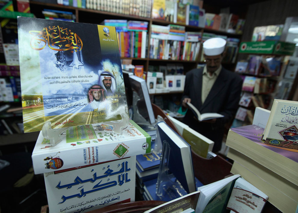 Ливийский мужчина просматривает книги