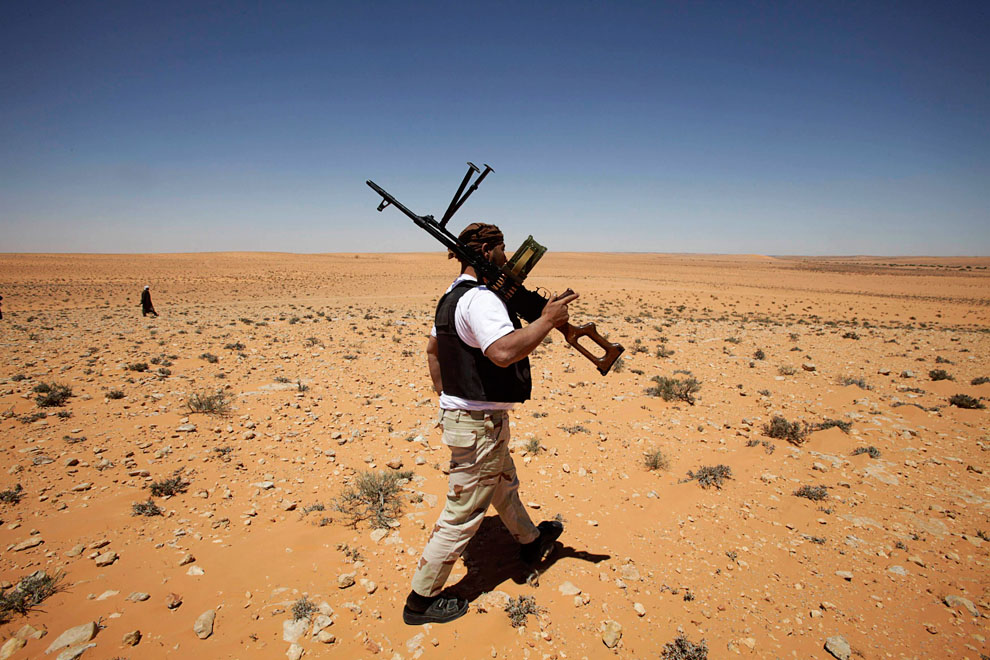 Повстанческие патрули истребителей ходят по пустыне