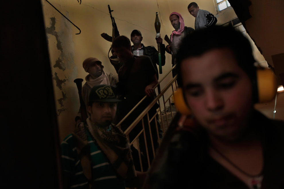 Ливийские повстанцы спускаются по лестнице