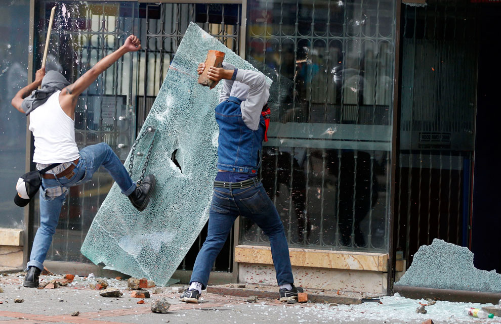 протестующие разбивают стекло