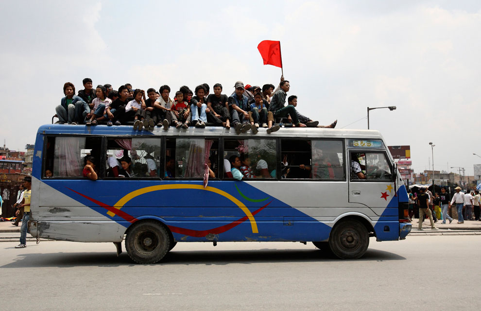 Маоистские активисты и сторонники прибывают на автобусе