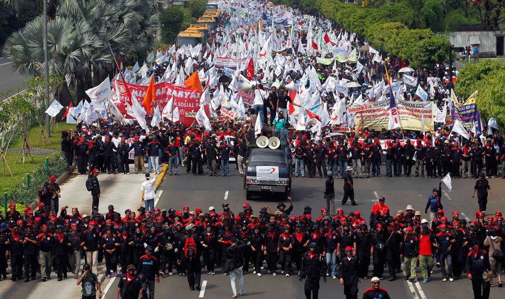 Индонезийские рабочие маршируют к президентскому дворцу