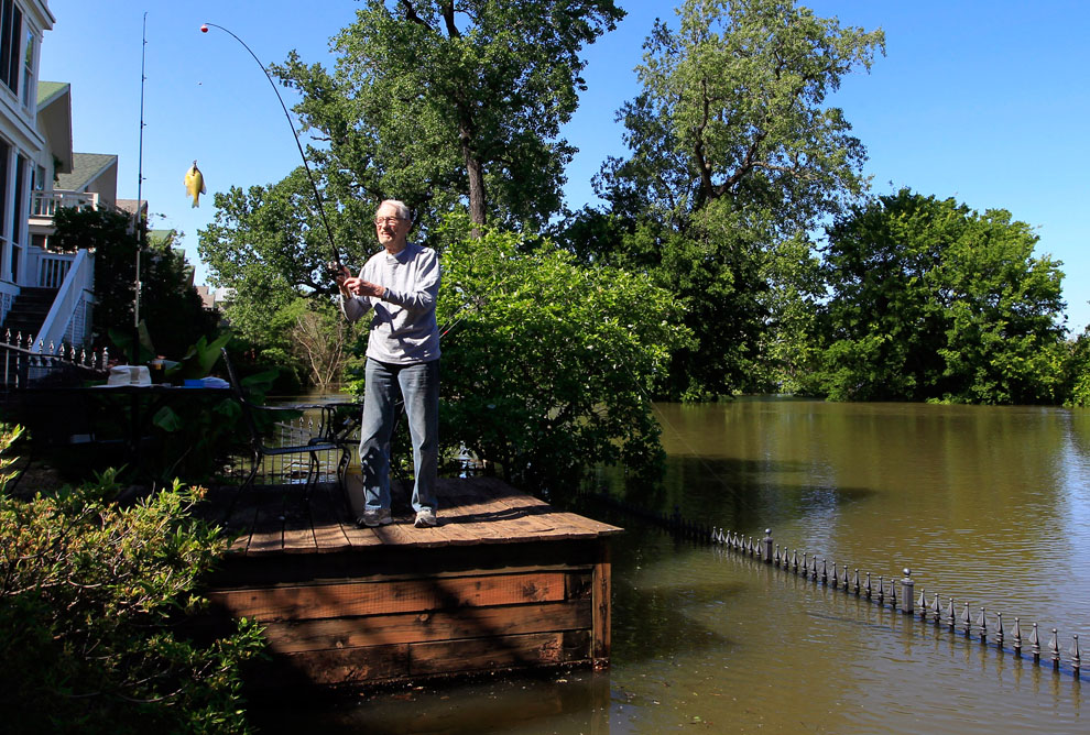 90-летний Сирил Форк рыбачит на своем затопленном заднем дворе