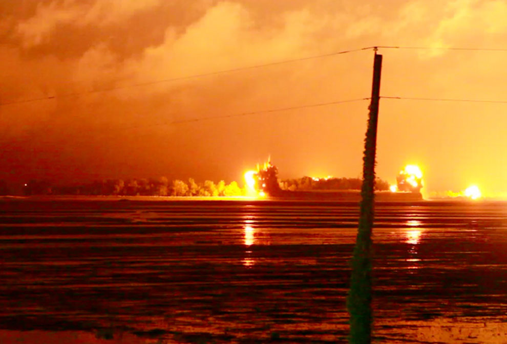 Огни от взрыва дамбы Бёрдс-Пойнт освещают ночное небо