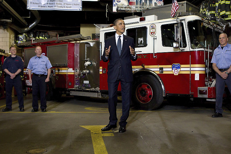 Барак Обама обращается с речью к работникам пожарной службы